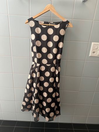 Festkleid von Phase Eight – Dunkelgrau mit Ecru-Punkten 12