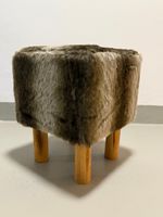 Kleiner flauschiger Hocker im Chalet-Chic-Stil