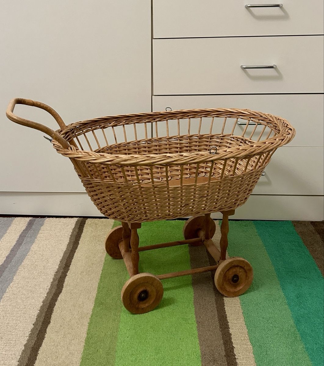 Puppenwagen: Puppenwagen aus Korbgeflecht – Gebraucht aus Zürich von Mary8044