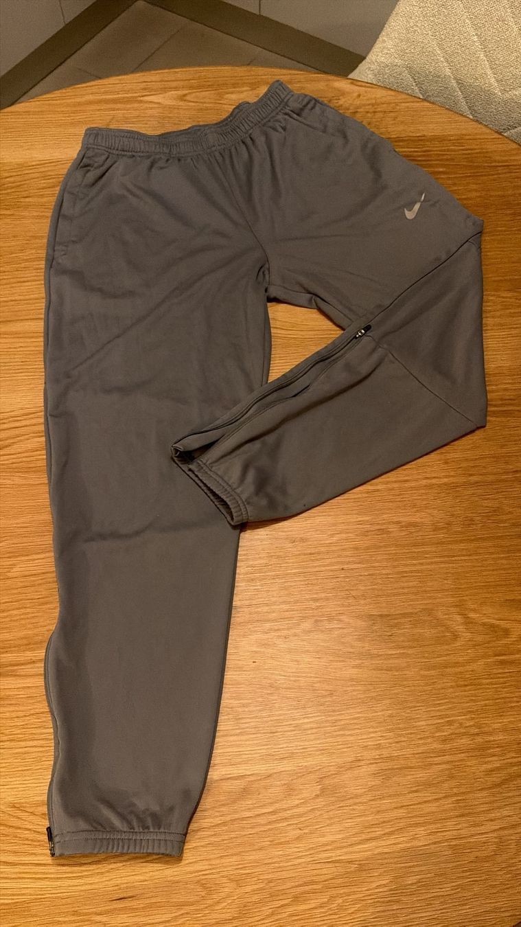 Nike Hosen: nike running gris taille M – Gebraucht aus Moudon von Fernomeno 3