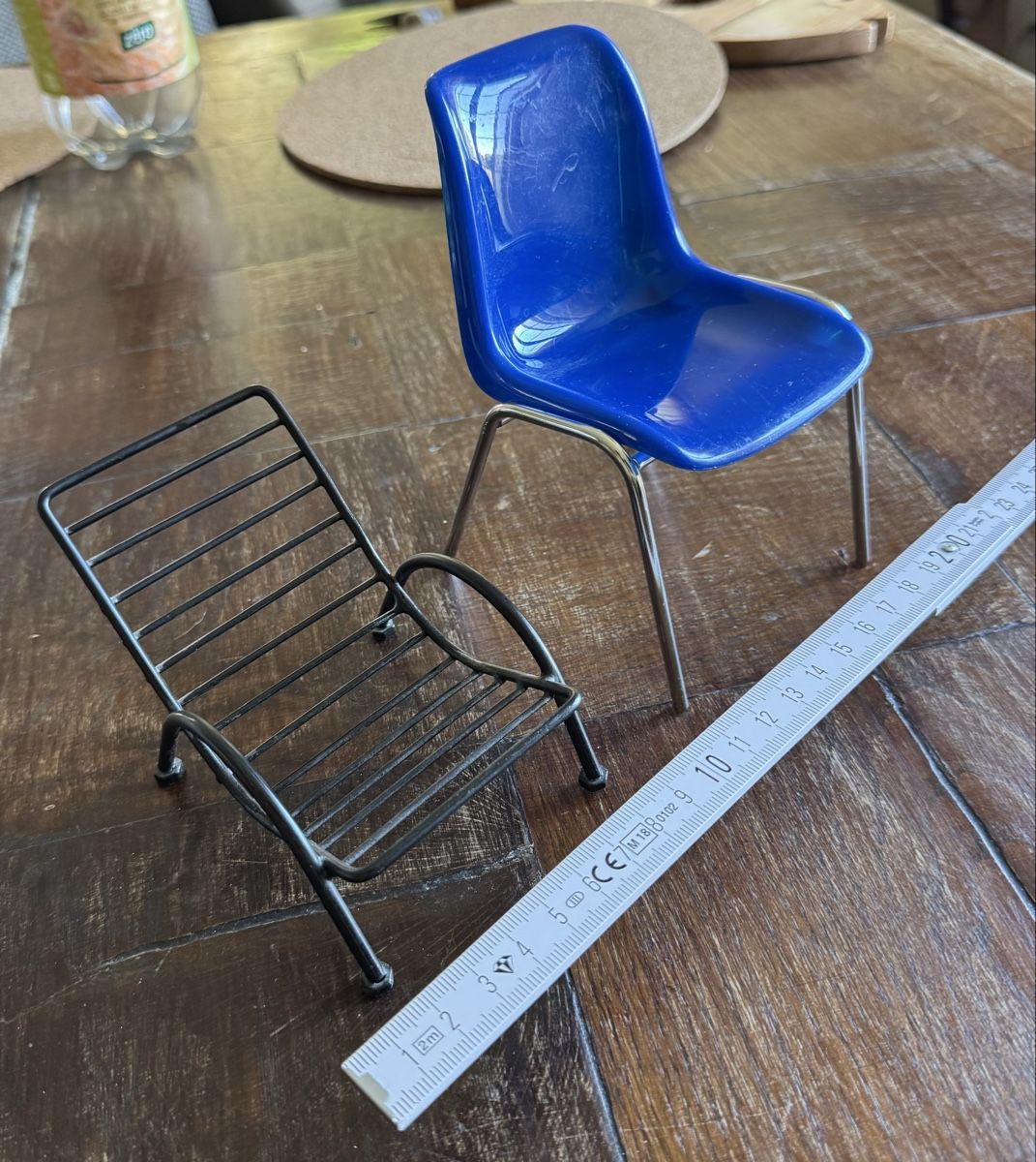 Sedie: Miniatur Stühle 2 Stück – Usato da Trélex venduto da stripedthrift 2
