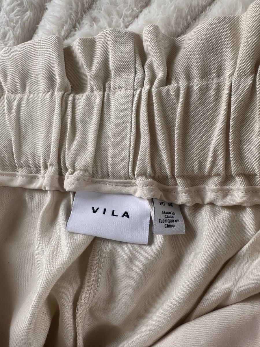 Vila Pantaloni: kurze Stoff Hose beige – Usato da Flawil venduto da LilaMH 2