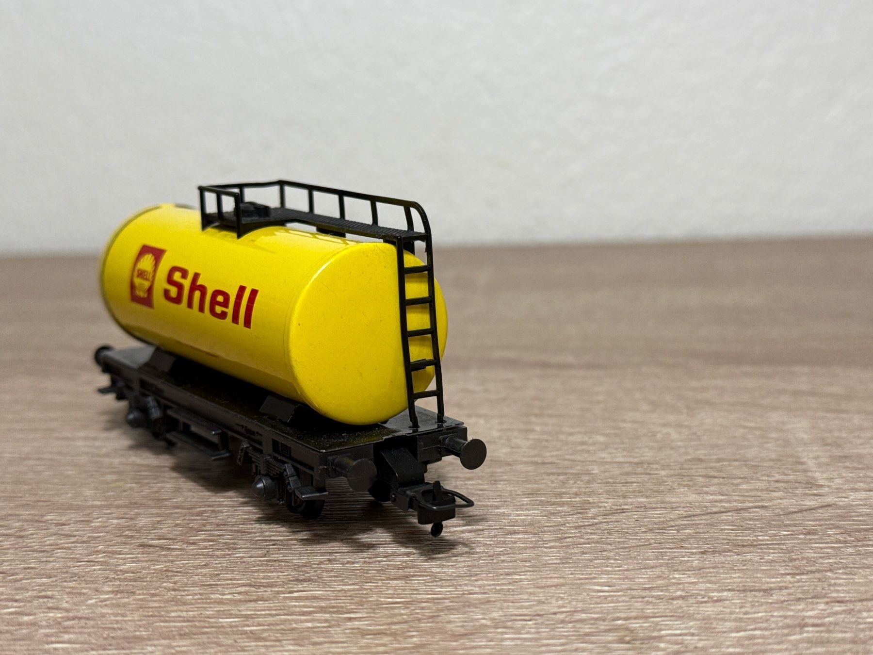 Fleischmann Modellini di ferrovie: Fleischmann Kesselwagen SHELL H0 (21) – Usato da St-Aubin-Sauges venduto da Lo_Go 3
