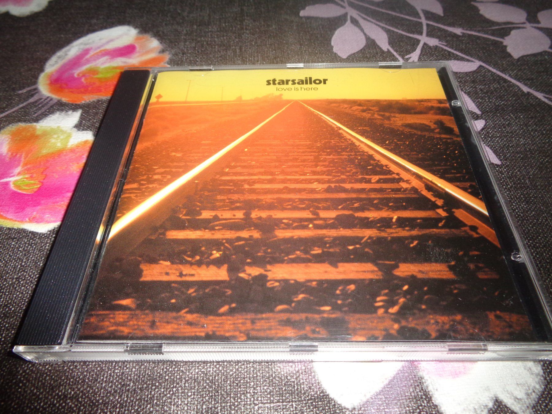 CD: Starsailor - Love is here CD – Usato da Olten venduto da Disc-Ausverkauf