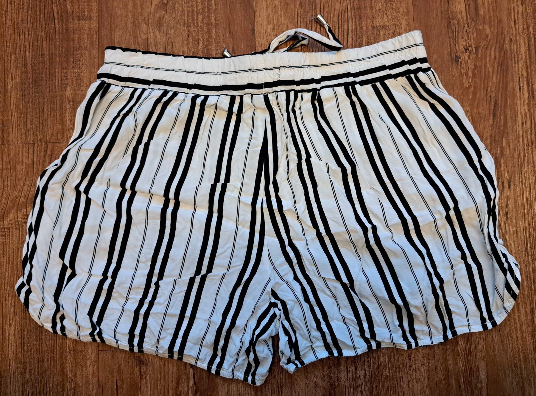 Pantaloni: Leichte Shorts von Chirorée / Gr. L – Usato da Luzern venduto da Salemanlu 1