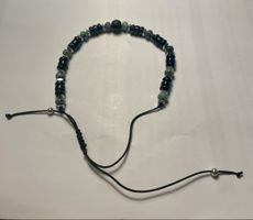 Elegantes Unisex Armband mit grünen und schwarzen Steinen