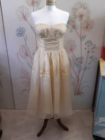 Vintage Organzankleid mit Pailletten bestickt in Gelb, 50er
