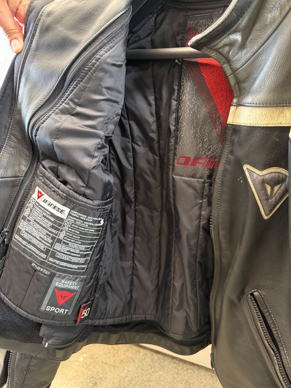 Dainese Jacken: Dainese Motorrad Leder Jacke – Gebraucht aus Richterswil von Furia07 1