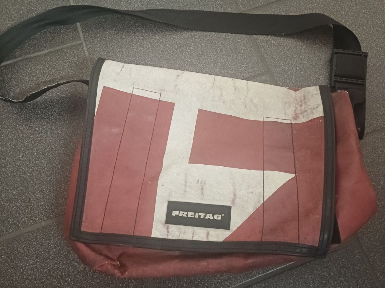 Freitag Sacs: Freitag Tasche, Rot/Weiss – D'occasion à Glarus par werkstatt-cafe