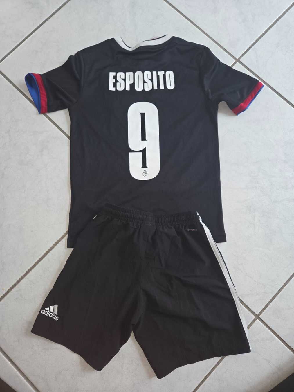 Adidas Trainer, Turnhosen & -trikots: FC Basel Adidas Set Esposito 9 schwarz – Gebraucht aus Gelterkinden von Cel07 1