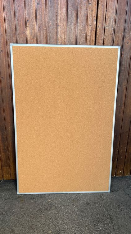 Geschlossene Filz-Pinnwand – 66 X 50,8 Cm, Schwarzer Aluminiumrahmen Mit Schlosstür