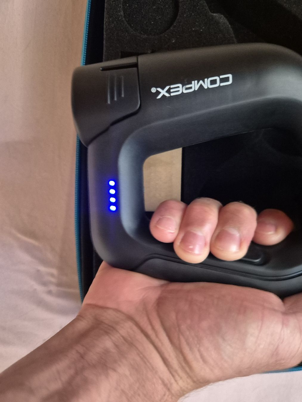 Compex Massagegeräte: Pistolet de massage COMPEX, avec mallette, neuf – Neu (gemäss Beschreibung) aus Daillens von jay_z 1