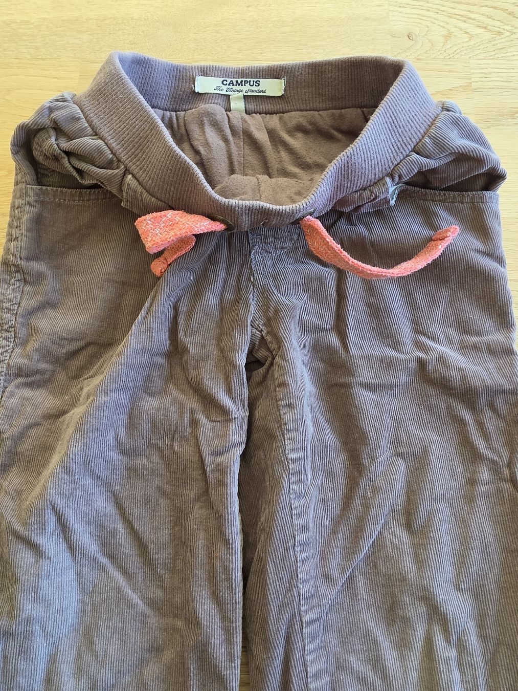 Pantaloni: Cordhose braun 104 elastischer Bund  – Usato da Bergdietikon venduto da Staphylococcus 2