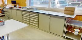 Metallmodul mit mehreren Schubladen + Schiebetüren