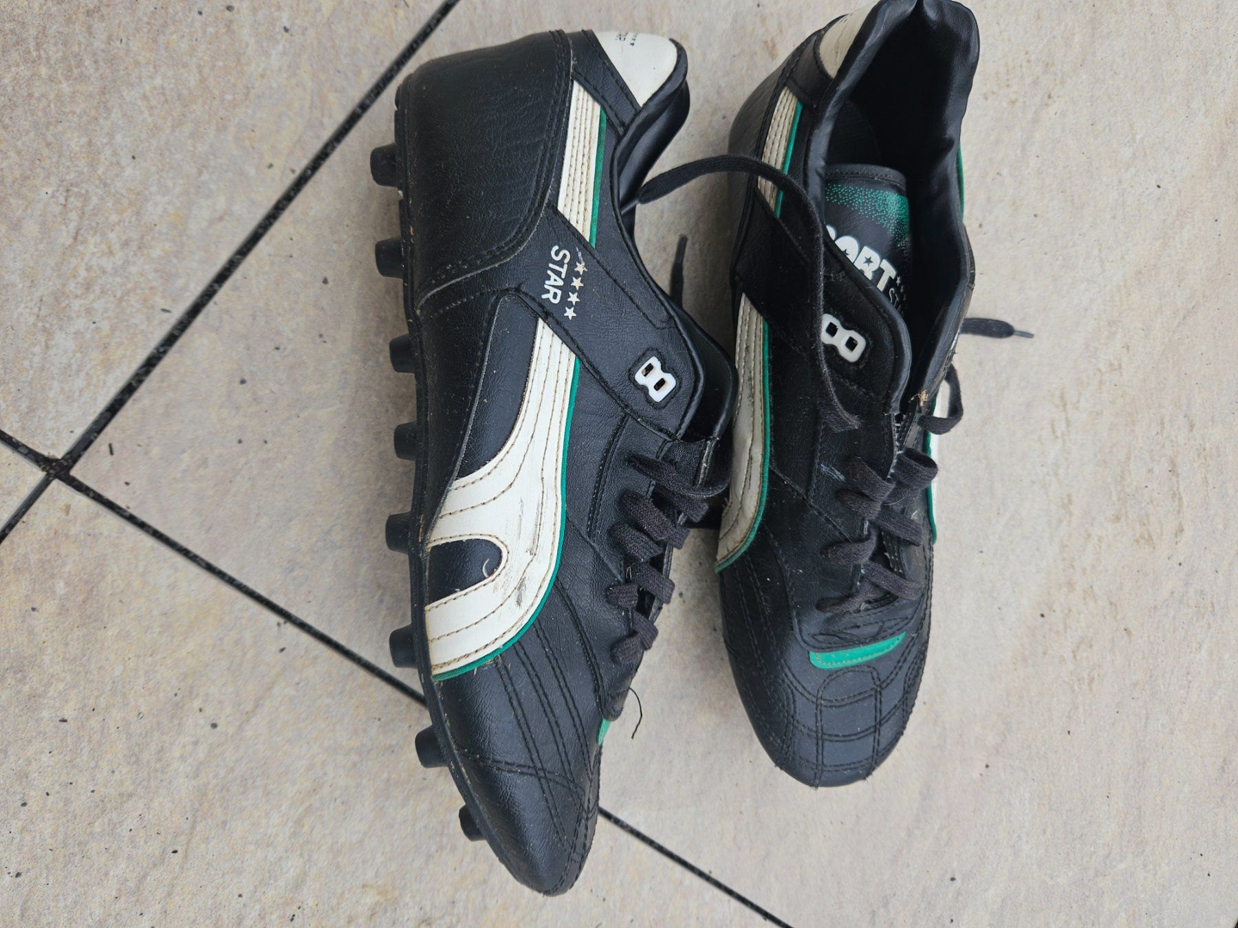 Chaussures garçon: Fussballschuhe – D'occasion à Siebnen par bienemaya08 1