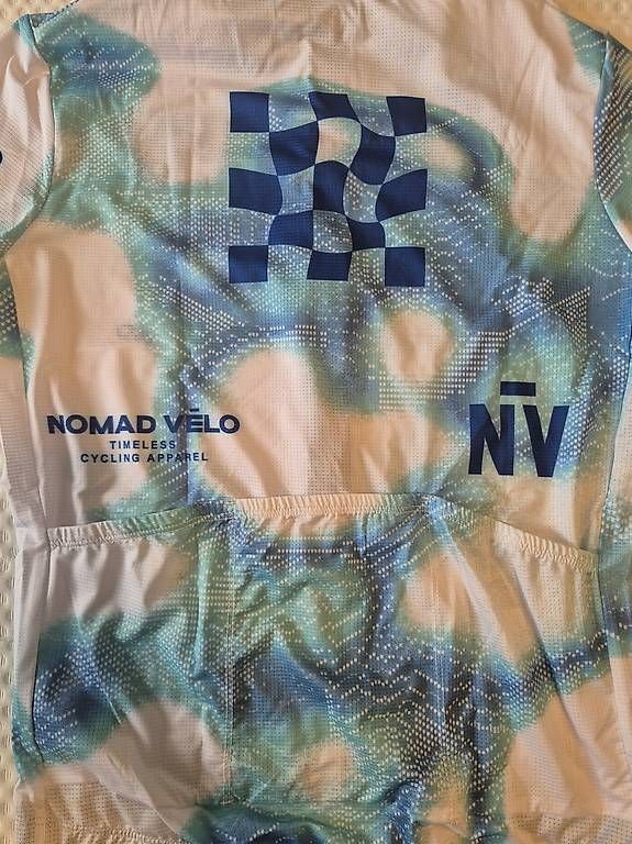 Leibchen & Hosen: Nomad Cycling Trikots, Grösse L – Neu und originalverpackt aus Zürich von _vici_ 3