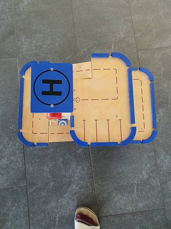 Spielzeuge: Autogarage aus Holz mit Lift – Gebraucht aus Waltenschwil von ginola_23 4