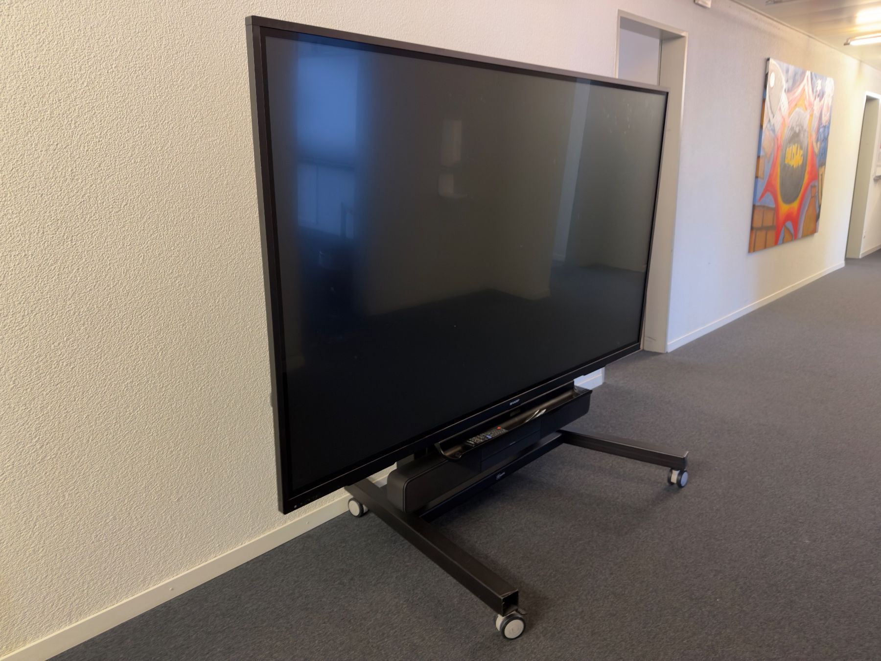 Sharp Monitor: SHARP PN-85TH1 85 Zoll 4K Touch Display inkl. Rollwagen – Usato da Jonen venduto da Suelz