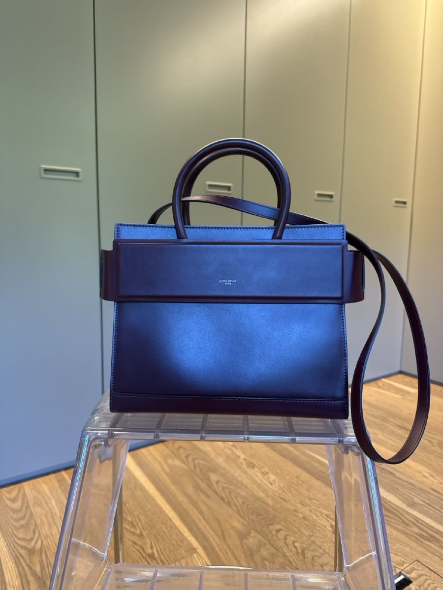 Givenchy Taschen für Damen: Givenchy burgundy leather purse – Gebraucht aus Bäch SZ von jfog