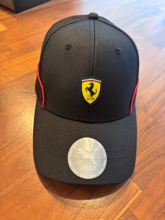 Puma Ferrari Kappe schwarz mit Etikett