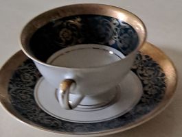 Untertasse und Tasse Goldrand dunkelblau gemustert