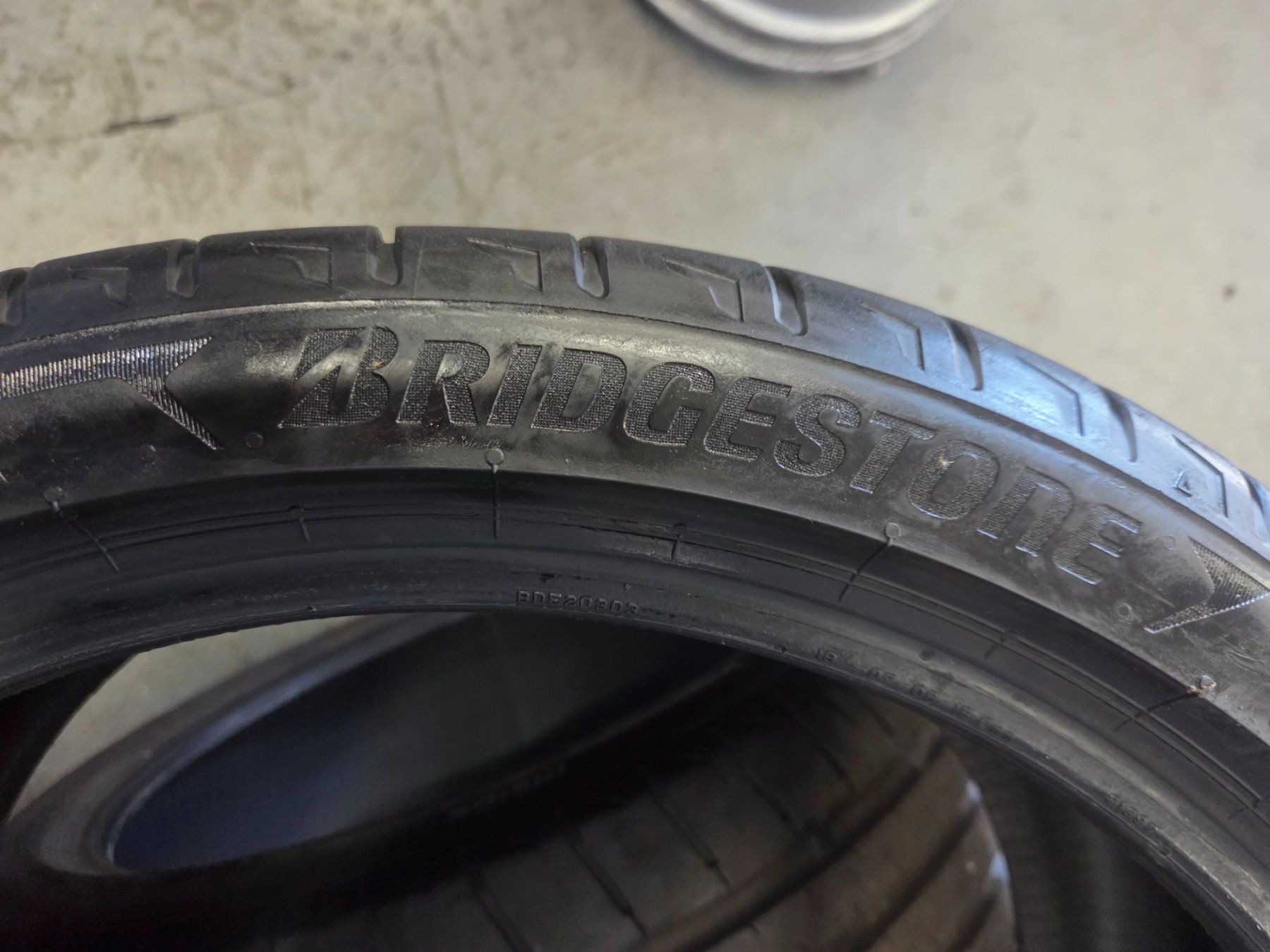Bridgestone Pneus & Roues: 255 / 35 R 19  96Y Bridgestone – D'occasion à Fischbach-Göslikon par Emanuel.Bardhi 2