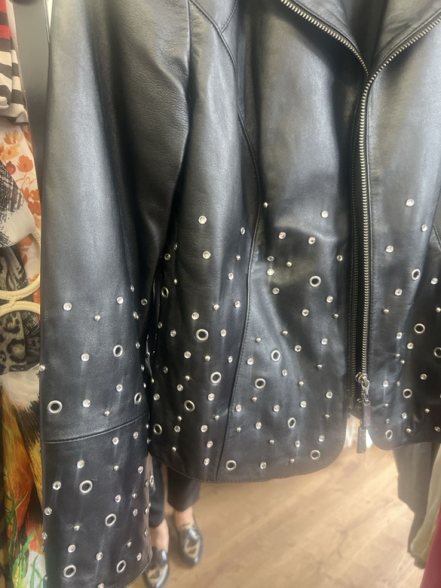 Madeleine Giacche: Schwarze Echtlederjacke mit Nieten & Ringen - Gr. 36-38 – Usato da Olten venduto da AtelierSecondhand23 1