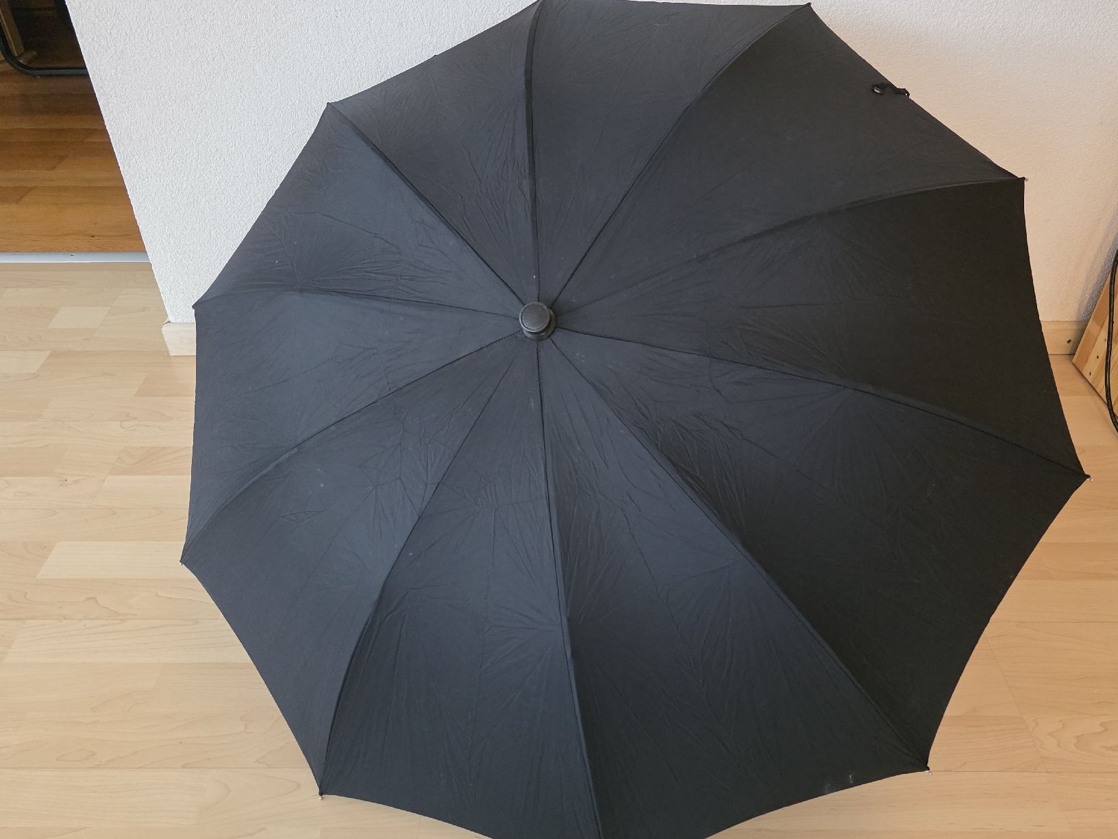 Parapluies: Älterer Regenschirm, Schwarz, gut erhalten – D'occasion à Suhr par andreas_2008 2