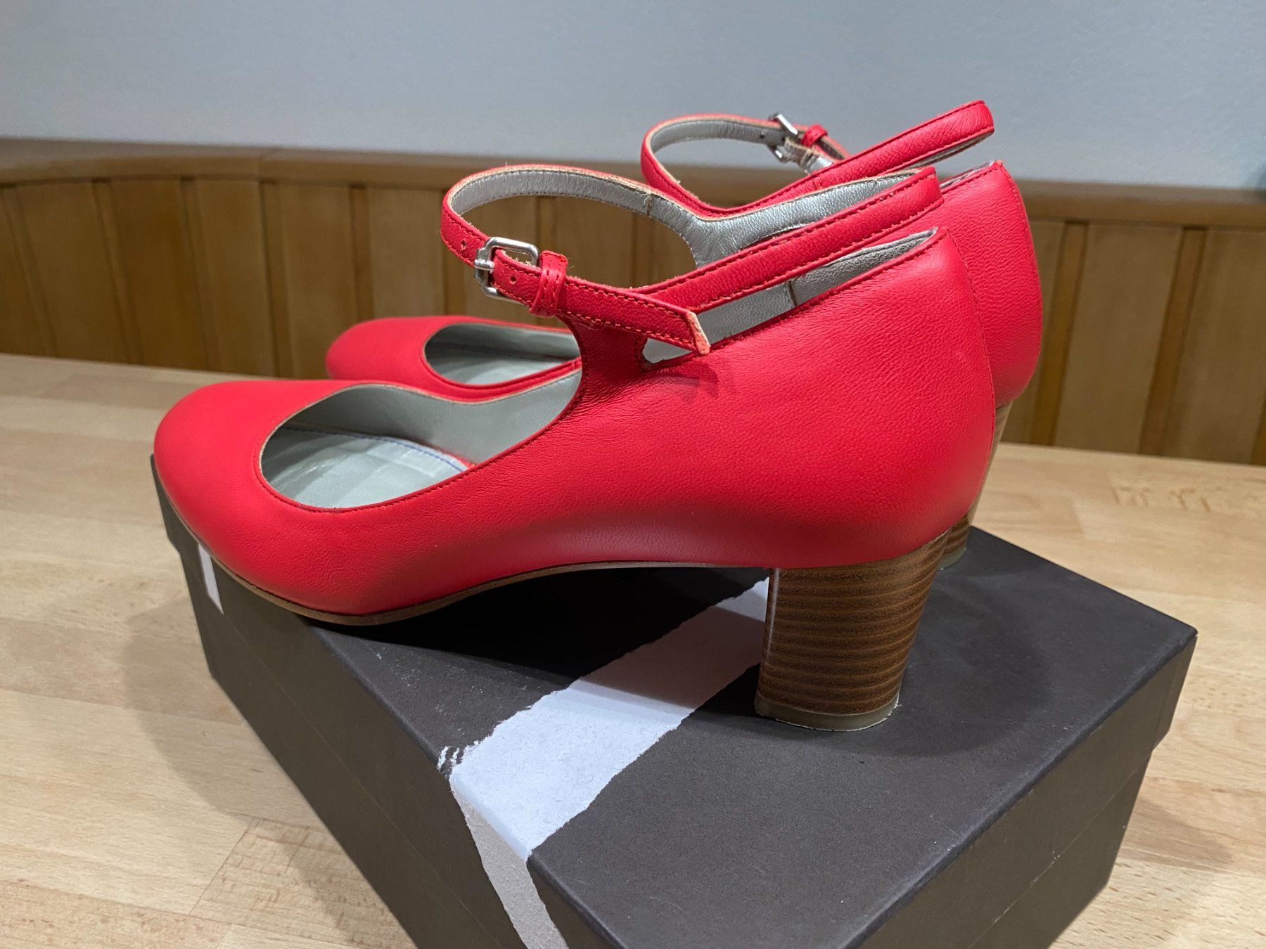 Navyboot Damenschuhe: Rote Navyboot Lederpumps, neuwertig, Gr. 40 – Gebraucht aus Flawil von Vera44 1