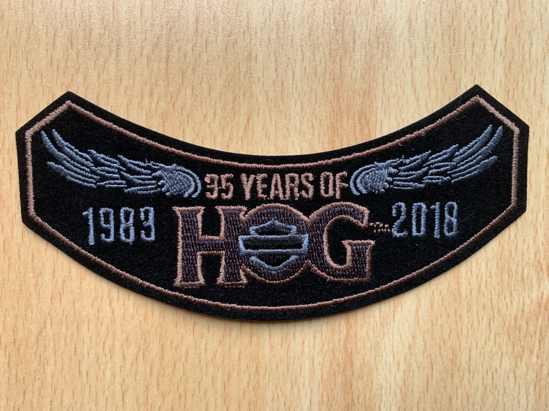 Harley-Davidson Toppe: Harley Owners Group 2018 Patch und Pin, Top Zustand – Nuovo e nell'imballaggio originale da Sarmenstorf venduto da habasa 1