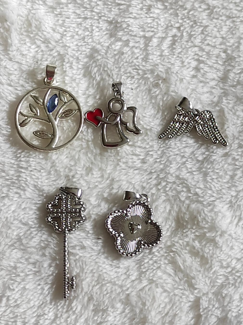 Altri gioielli: Lot bijoux- 5 petits pendantifs – Nuovo (secondo la descrizione) da Renens VD venduto da cla_7zv5