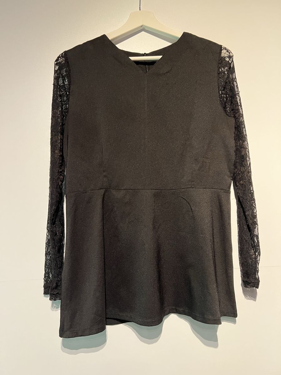 T-shirt: Damen Oberteil mit Spitze schwarz  – Usato da Fribourg venduto da ank74