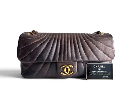 CHANEL Metallic Calfskin Degrade East West Flap Tasche