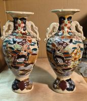 ​2x Japanische Satsuma Vasen (Paar) – Taisho Zeit ca.1913