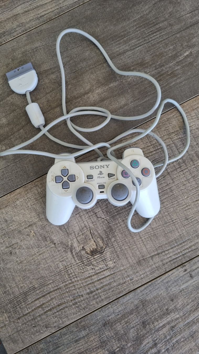 Sony Controller: Sony PSOne Controller Weiss Analoge Steuerung mit Kabel+A... – Usato da Bözberg venduto da heinz-d