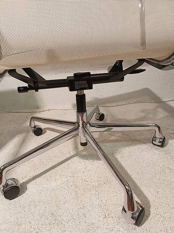 Vitra Sedie: 1 von 3 Vitra Eames Aluchair EA 117 netz weiss – Usato da Zürich venduto da style-and-design.zh 4