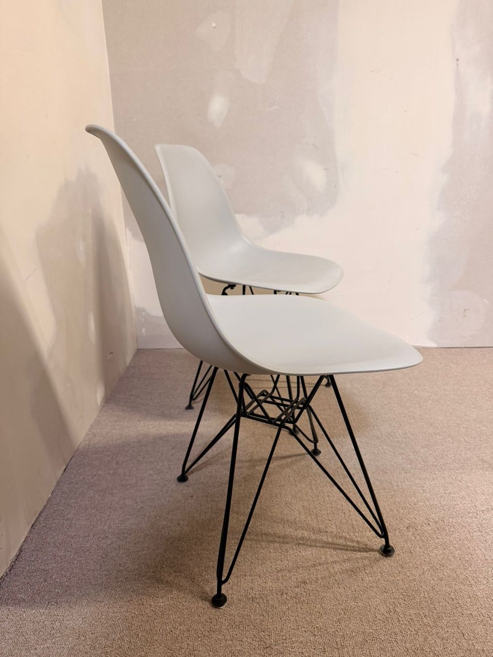 Stühle: 2er Set Schalenstuhl hellgrau ähnlich wie Vitra Eames Stühle – Gebraucht aus Rickenbach ZH von Der-Insider 4