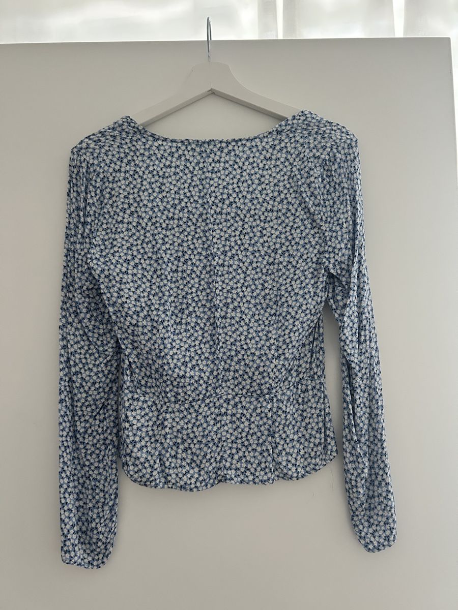 H&M Camicette: Bluse mit Blumenmuster Grösse S hellblau U-Ausschnitt – Usato da Oberkirch LU venduto da a.nn.y 1
