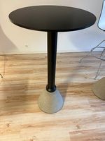 2 tables hautes marque MAGIS