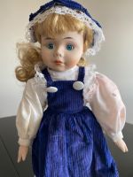 Bezaubernde Vintage-Porzellanpuppe im blauen Kleid Sammler