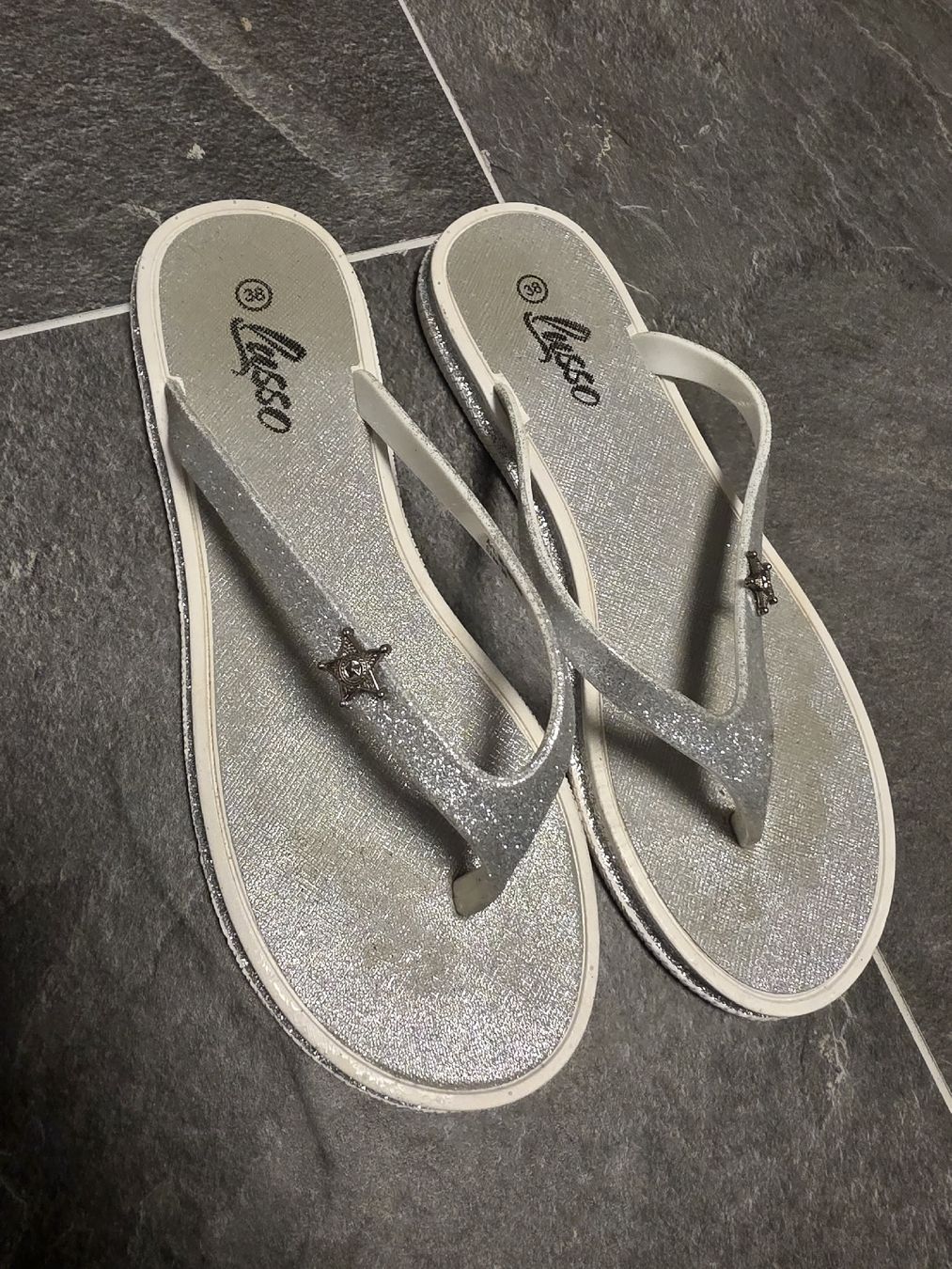 Scarpe da donna: Silbrige Glitzer Flip Flops Grösse 38 – Usato da Toffen venduto da ver_x68f 5