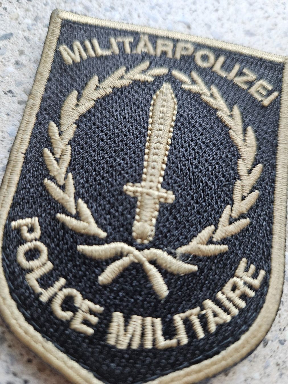 Schweizer Armee Placchette & Badge: *** Badge Original Militärpolizei mit klett *** – Nuovo e nell'imballaggio originale da Riedholz venduto da fr_sIruP 1
