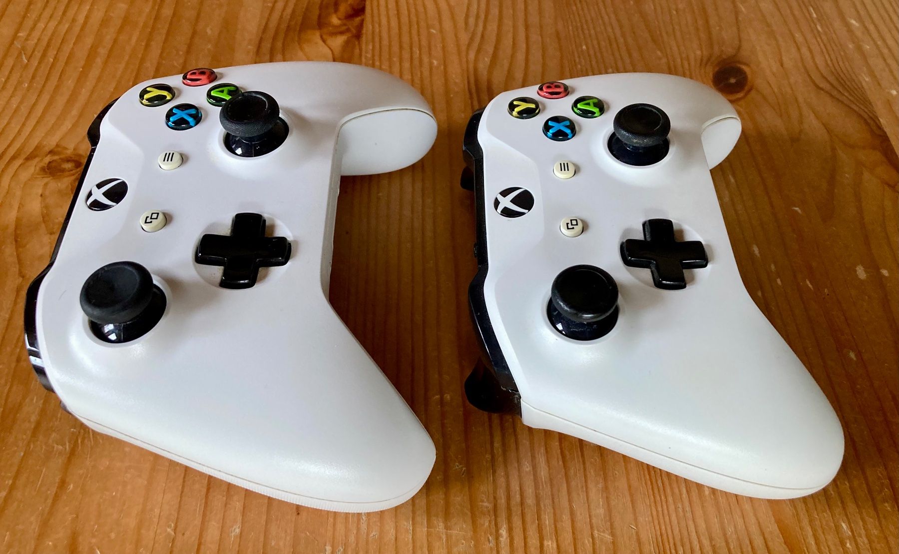 Microsoft Controller: 2x Original Wireless Controller (weiss) - XBOX One – Nuovo (secondo la descrizione) da Zürich venduto da Djmotionch 1