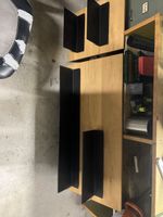Wandmöbel mit Schrauben und Halterung