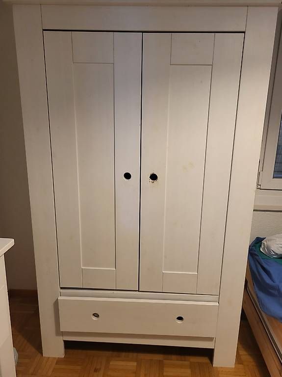 Armadi: Weisser Holz-Kleiderschrank – Usato da Adliswil venduto da Swiss_Coolio