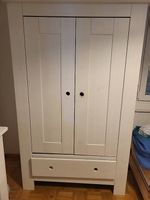 Weisser Holz-Kleiderschrank