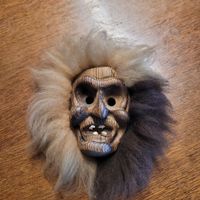 Kleine Holzmaske