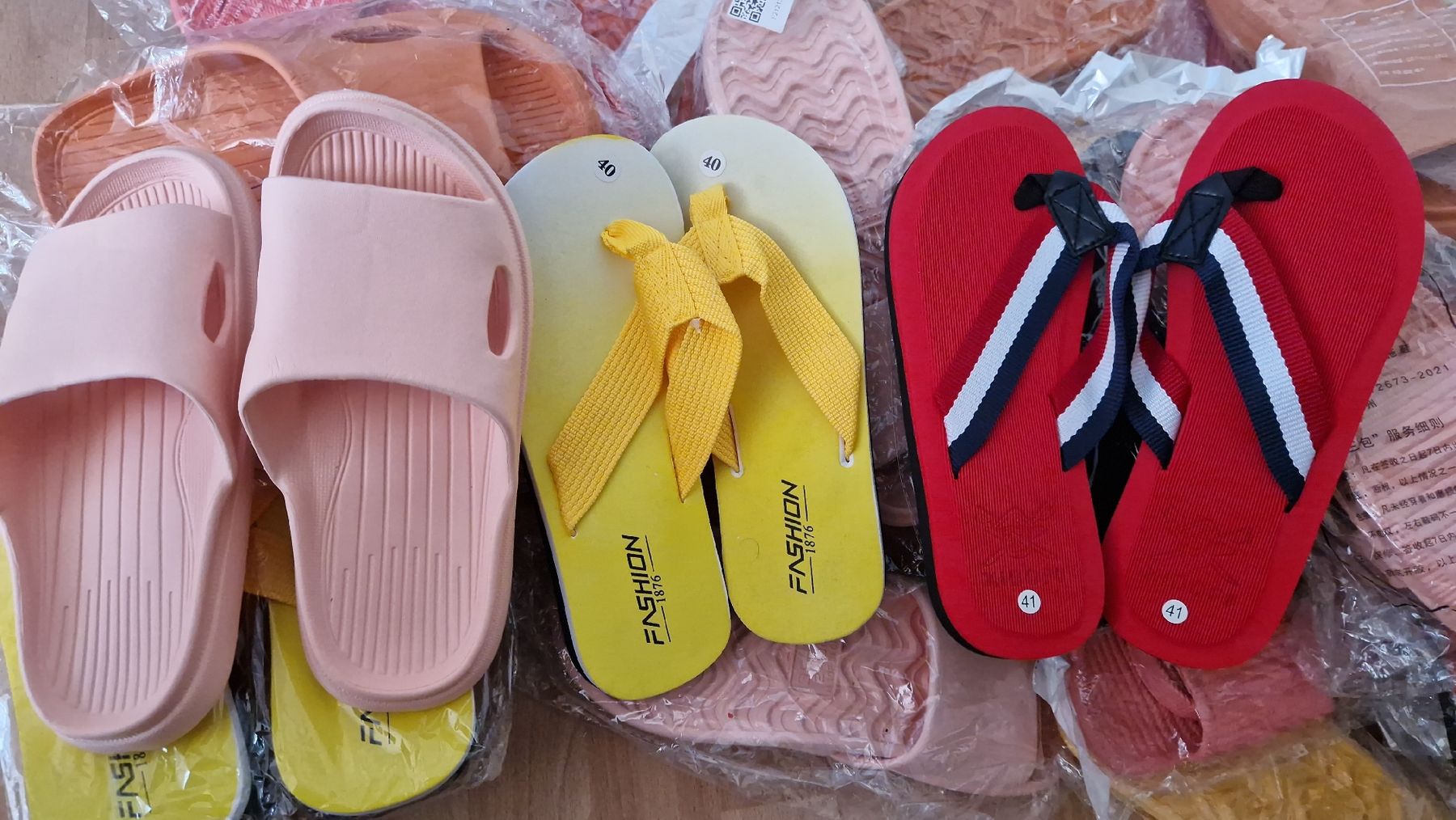 Scarpe da uomo: Badeschuhe/Pantoletten/Strand Sandalen (25 Paar zusammen) – Nuovo e nell'imballaggio originale da Zürich venduto da Arianco