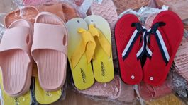 28 Paar Badeschuhe/Pantoletten/Strand Sandalen