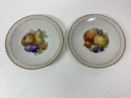 Zwei Zierteller mit Fruchtdekor und Goldrand
